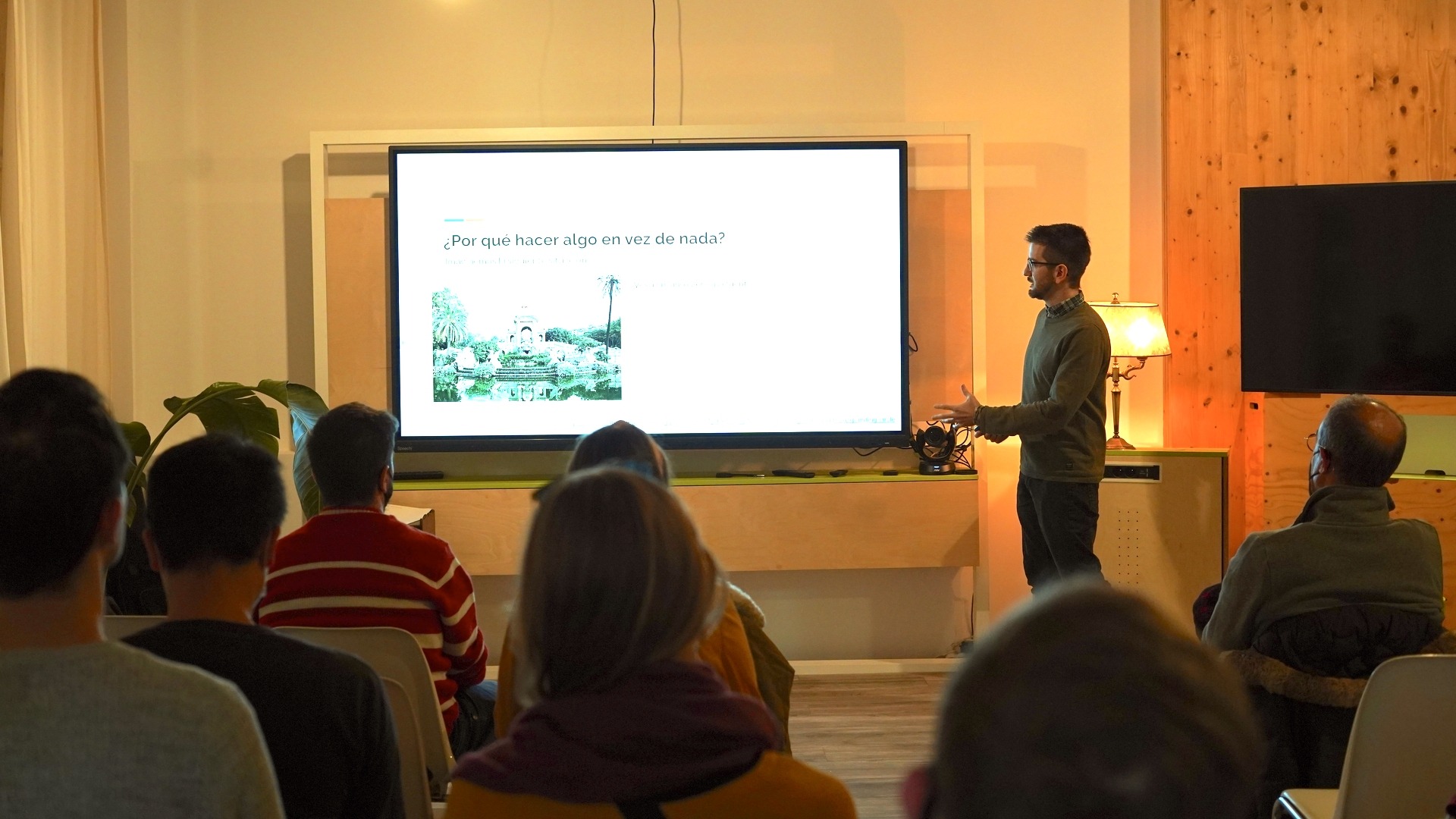 Pablo Rosado gives a presentation to an audience