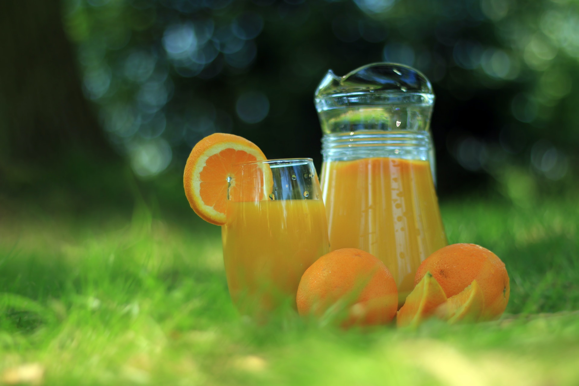 Orange juice and some oranges.